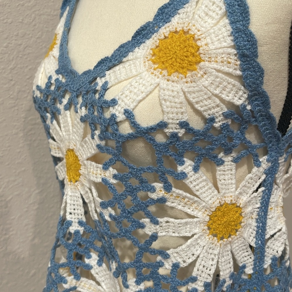 REBELLION Daisy Crochet Style Top SZ M Blue White and Yellow Floral Crop Top NWT - Picture 5 of 10